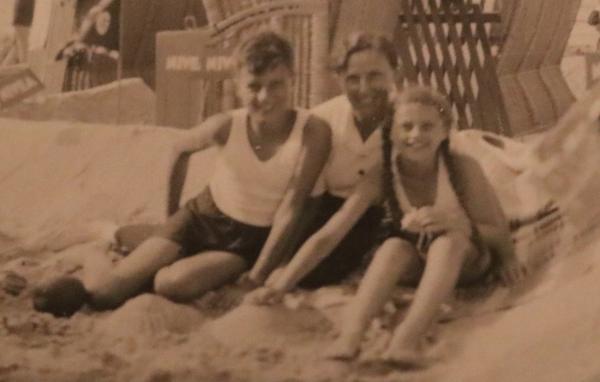 drei alte Fotos Familie am Strand - Strandkörne - Hakenkreuzfahne, Wimpel - Mädel, Pimpf 1939